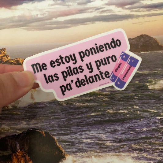 Me estoy poniendo las pilas y puro pa’delante - Chingona Empowerment sticker