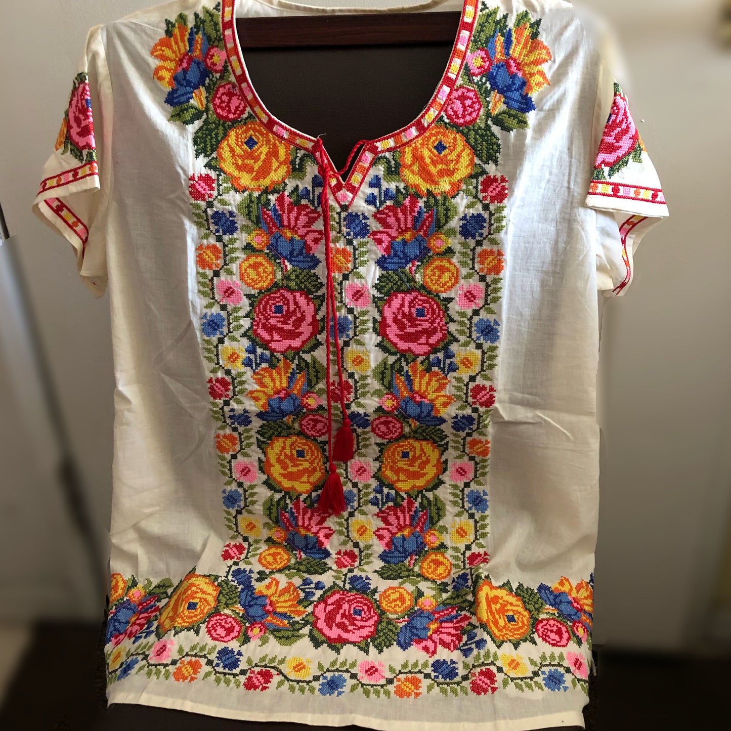 Mexican embroidered shirt Blusa bordada mexicana con punto de cruz