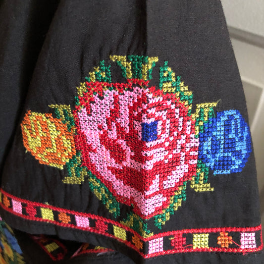 Mexican embroidered shirt Blusa bordada mexicana con punto de cruz