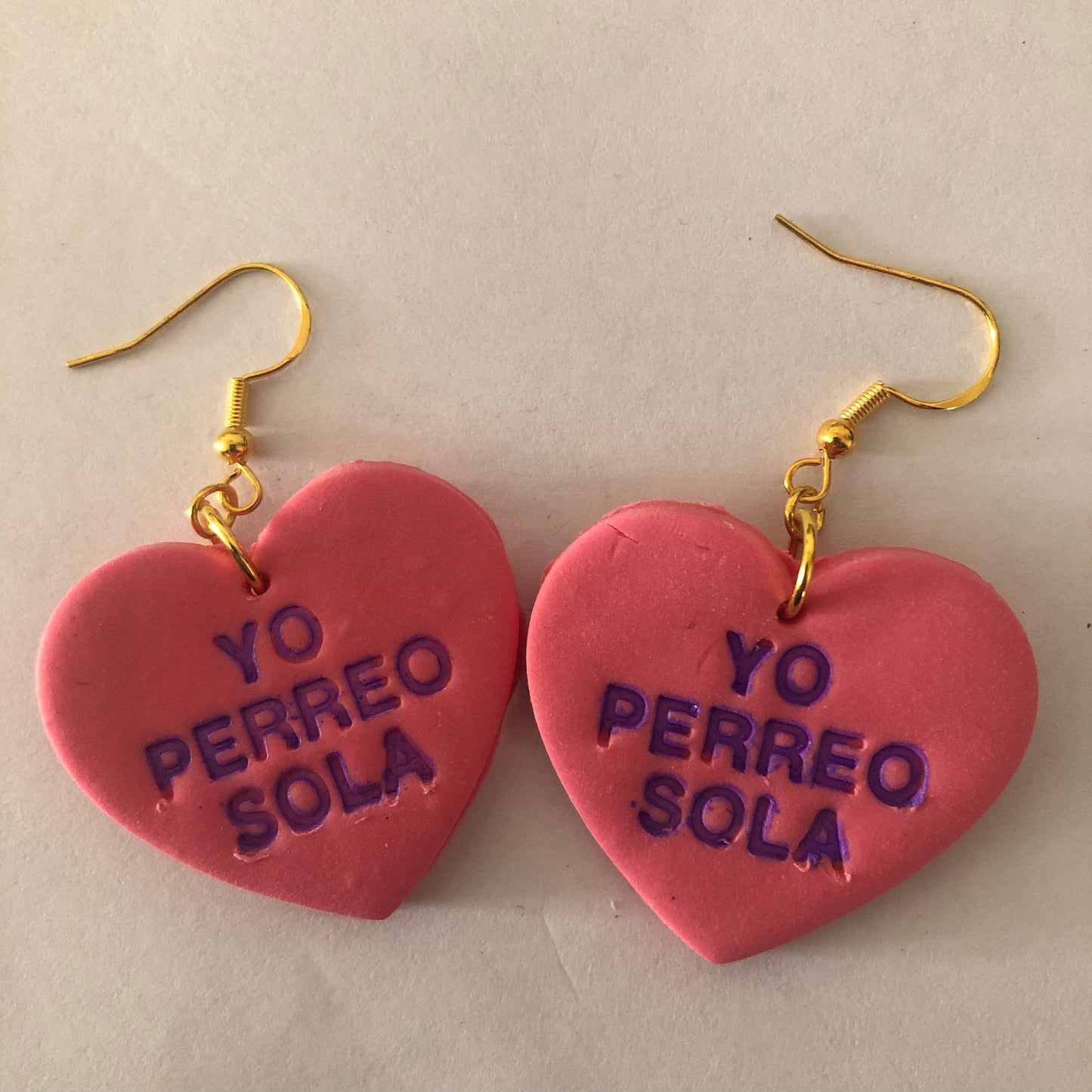 Yo perreo sola polymer clay heart-shaped earrings