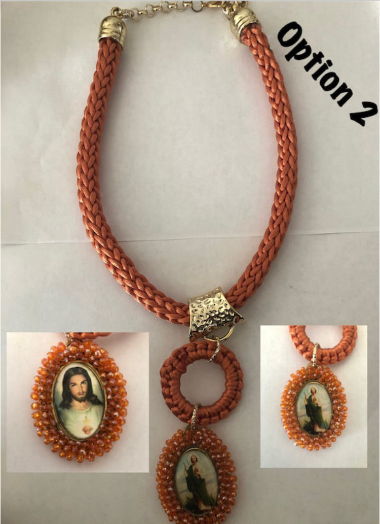Catholic necklaces | Medallones de santos